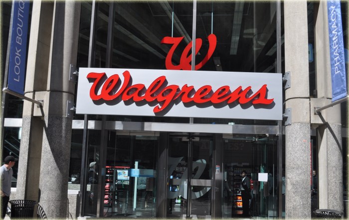 Dampak akuisisi Sycamore Partners terhadap rencana ekspansi Walgreens.