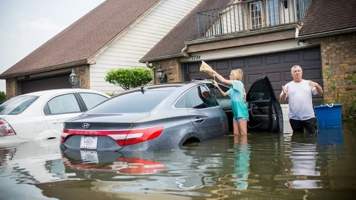 Apakah Zurich Autocillin menanggung kerusakan akibat banjir?